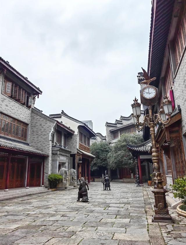 成都这古镇花20个亿修得比市中心还好,怎么反倒把魂弄丢了呢?