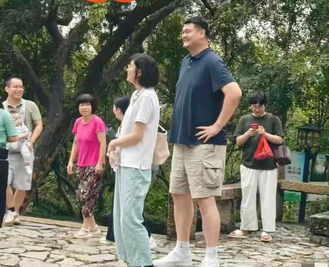 姚明和女儿现身苏州老家，感觉他们俩不怎么像，特别是走路的样子