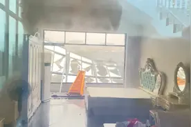 17级台风“摩羯拆家”，32层住户阳台落地窗被刮落图片