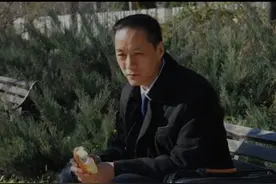 42岁男保姆：月薪7500，但每天要为女雇主洗脚，跟仆人一样没尊严图片