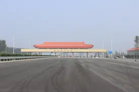 河南新开黄河大桥沥青路面摊铺顺利完工图片