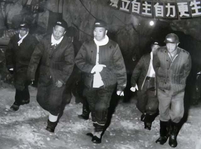 1978年，他从副总理降为工人，被罢免职务后安慰妻子：我不会自尽