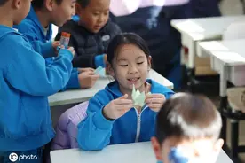 课间十分钟禁外出 小学生躲厕所交换零食图片