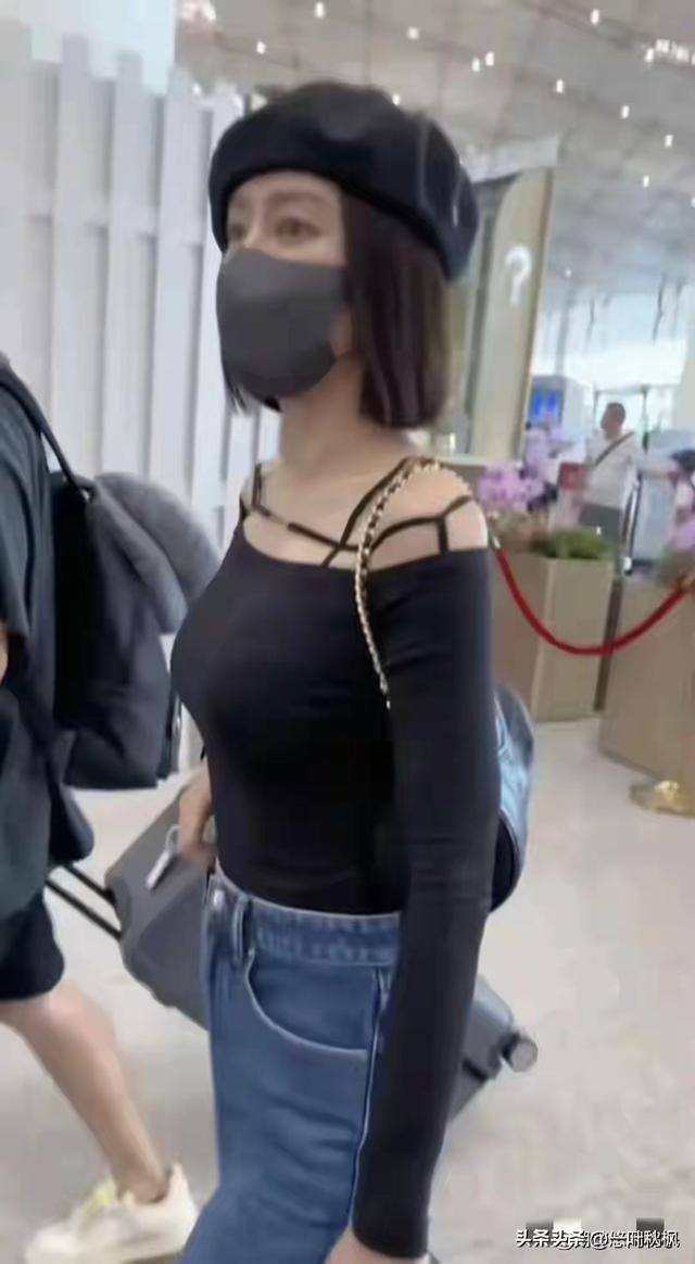 秦岚在机场被偶遇，身材管理绝了，平坦小腹，小蛮腰太好看了