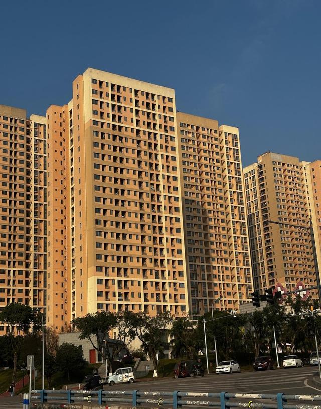 重庆九龙坡西彭抬头见蓝天，白云悠悠诉温柔，城市烦躁瞬间消散