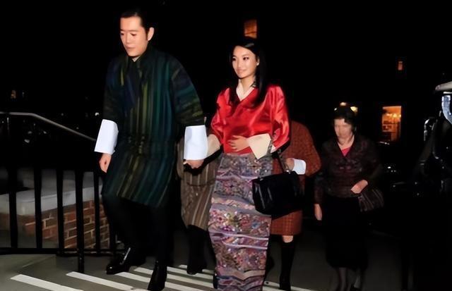 不丹佩玛王后置装费逐年上涨，披四爪龙披肩，拎爱马仕穿贝嫂高定