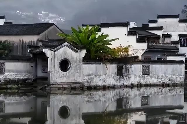 国庆“奔县”潮又爆了，民宿2000多元仍抢疯，年轻人弃热门奔小城