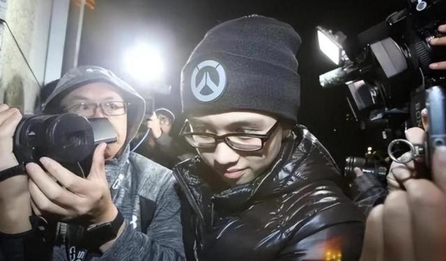 被畸形母爱毁掉的星二代，母乳12年，同床15年，荒唐的事不止于此