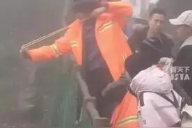 峨眉山工作人员用弹弓射猴子 景区:是猴管 防止猴子抢东西 野生猴顽劣 不这样驱赶不走图片