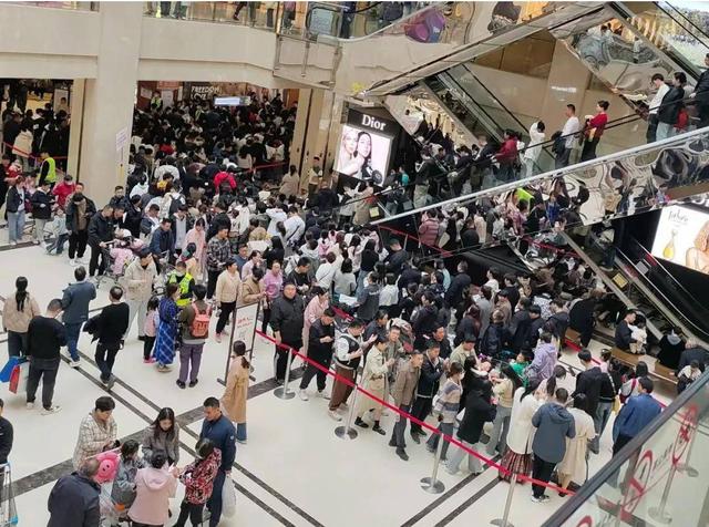 胖东来不是景区却胜似景区！网友：国庆假期，超市比 5A 景区还挤！