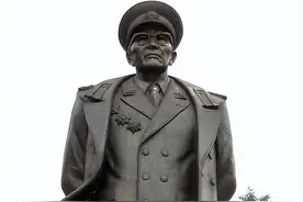 粉碎“四人帮”后，黄克诚去找洪学智，卫兵将其拦下：老头你找谁图片