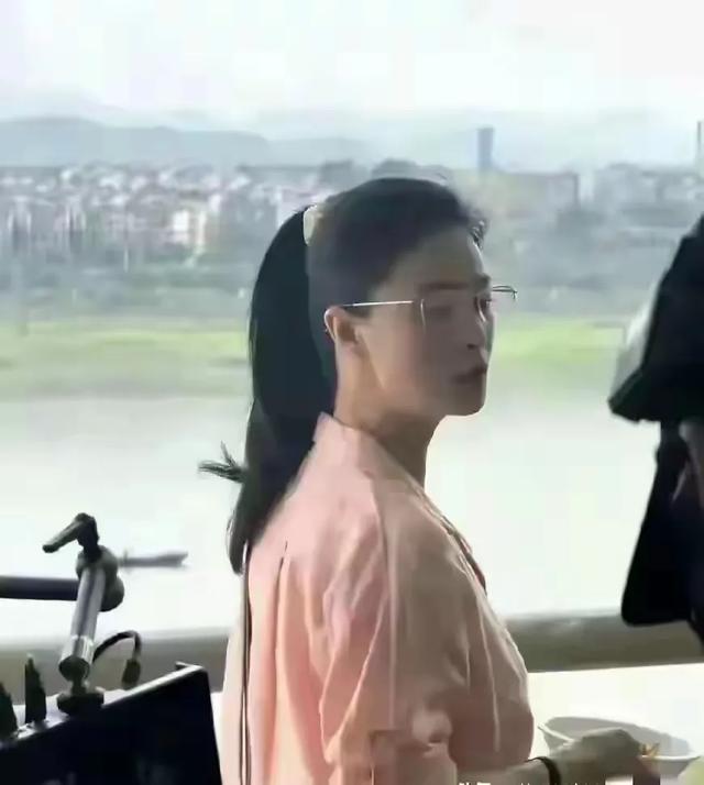 41岁的蒋欣在重庆炸街，瘦成排骨胸筷子腿仍凹凸有致有魅力