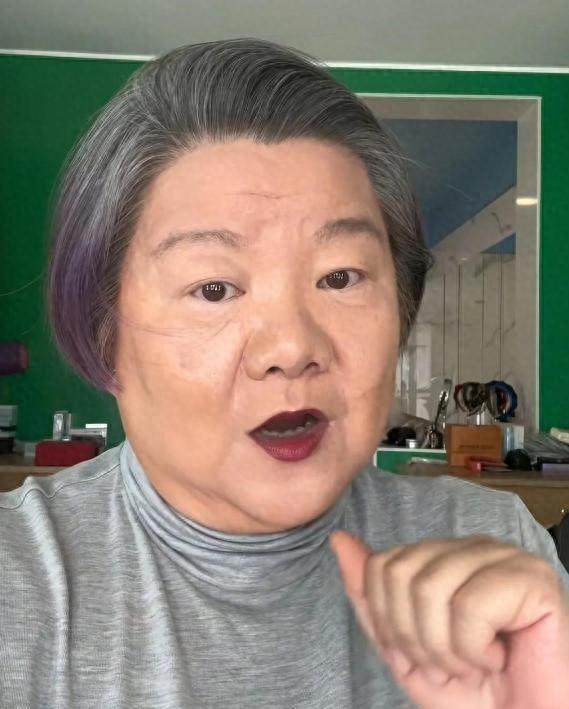 离婚34年后，64岁的洪晃住百平京郊大院，让陈凯歌看了都羡慕
