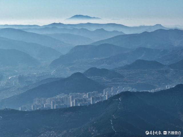 远瞰南部山区，连绵起伏