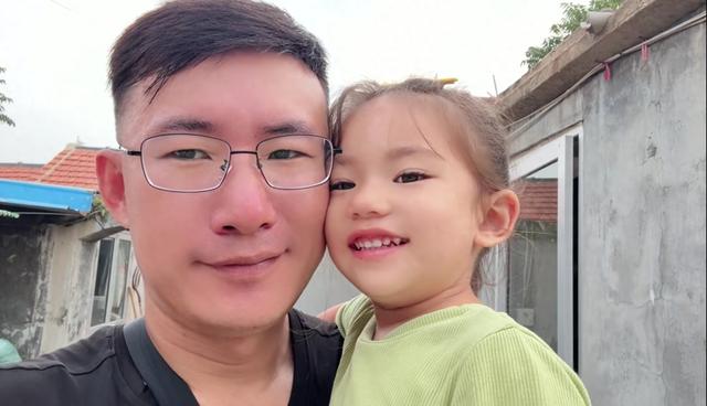 杨二狗低调交女友，比阿霞小一岁！阿霞生活窘迫，有人抛出橄榄枝