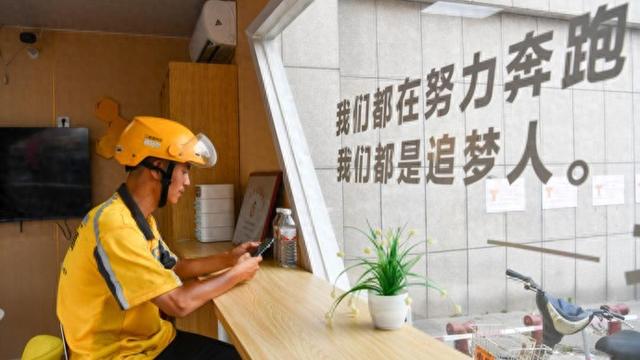 文汇时评 | 骑手成骑士，如何让零工经济的保障更暖？