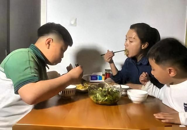 青岛母子3人晚餐，晒圈火了，网友：太寒碜了，猪看了都摇头！