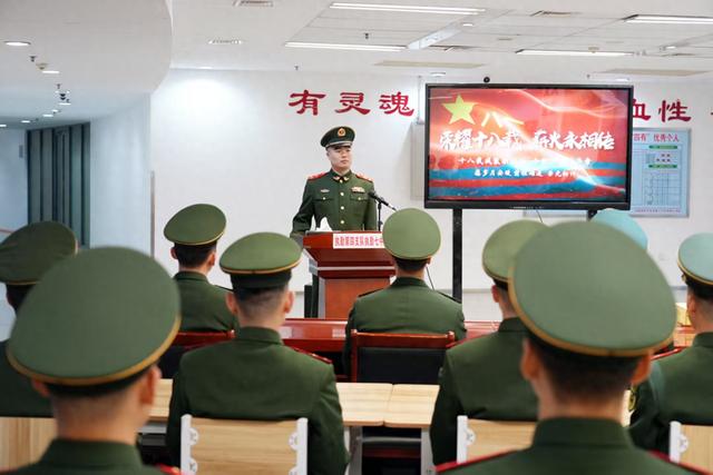 一个人的退伍仪式也有满满敬意	，老兵留下万字执勤心得