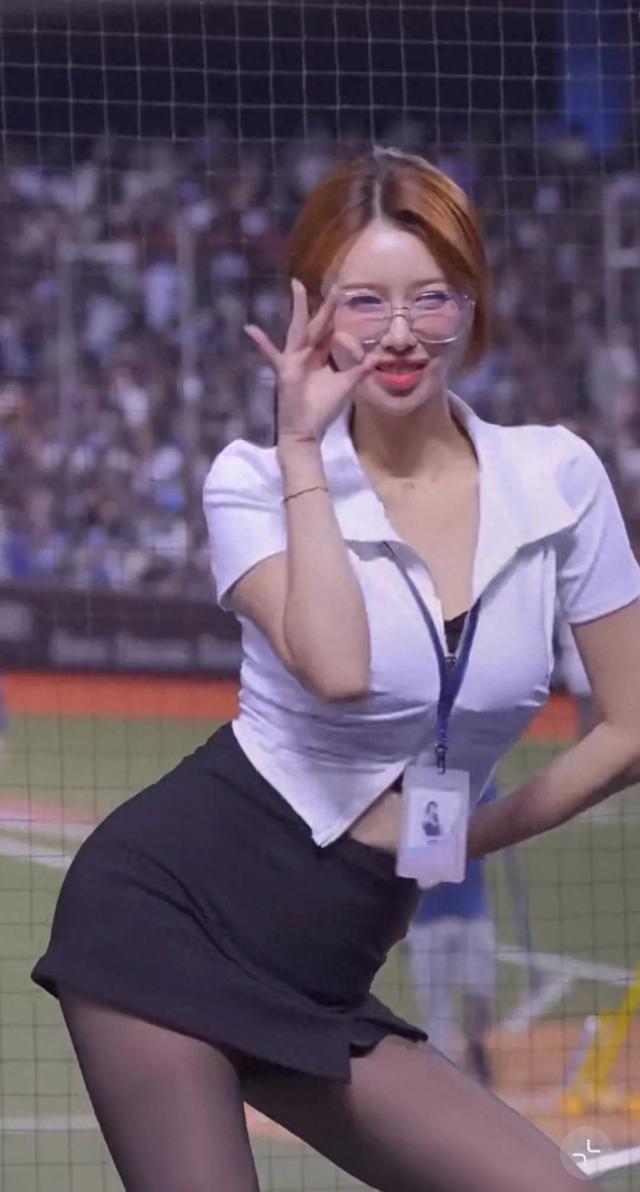 李雅英这身材好哇塞啊，大长腿配黑丝看得人脸红心跳