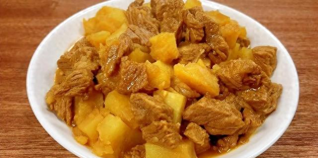 炖牛肉时，怎么炖才可以鲜嫩不硬？掌握5个技巧	，软烂入味不塞牙