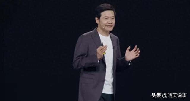 雷军演讲完美落幕！也曾被质疑陷入严重内耗，终究轻舟已过万重山