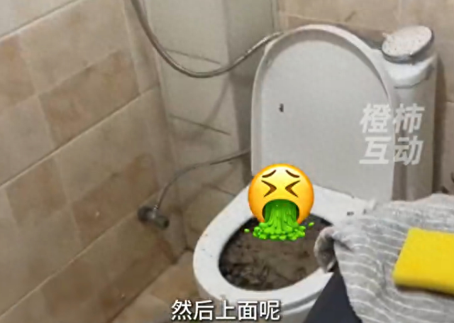 3女孩2个月把房子住“包浆”后退房，马桶堵了用猫砂盖住，房东：吐了2小时，已报警，还欠700元房租