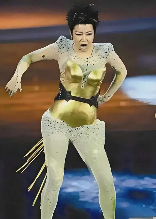孙悦穿紧身衣外面穿个铠甲硬勒出腰线大腿累的赘肉堆积太难看了