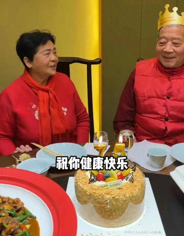 天赐父亲庆祝75岁生日，三个子女都不在身边，已经从广西搬回山东
