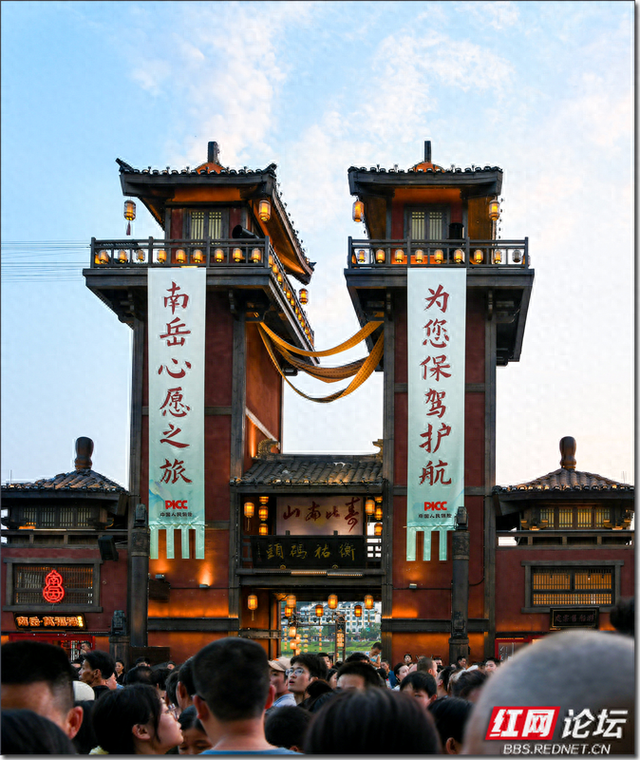 当夜色笼罩金月湖：一场热闹与静谧之间的选择