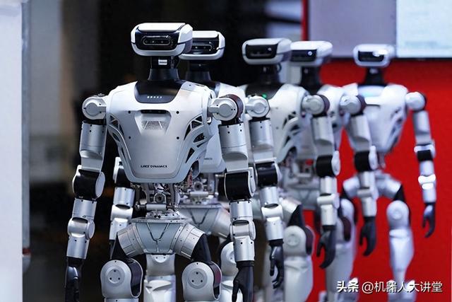 全尺寸人形机器人LimX Oli亮相WRC，逐际动力具身智能全链路突破