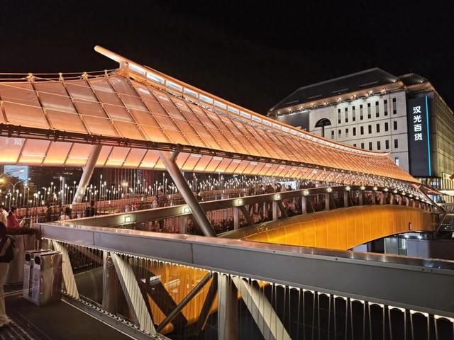西单廊桥国庆璀璨绽放：空中光桥点亮西城夜空