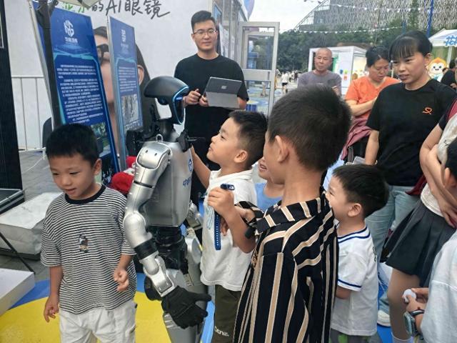 2025成都国际数字文创季丨“成都造”科技魅力闪耀数字文创街区