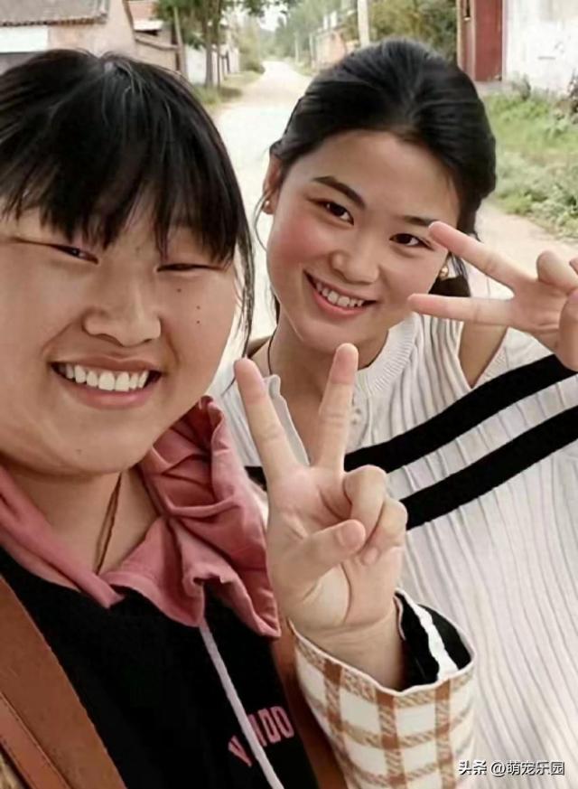 陈萌与小姑子合影温馨，全家和睦如一人，这份温情让人羡慕不已