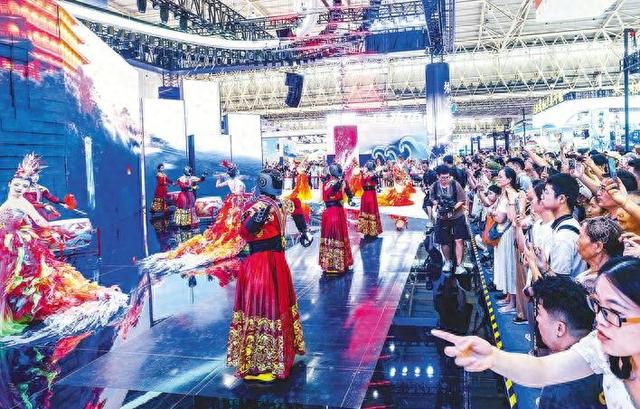 外省展商追着“凤凰舞”谈合作