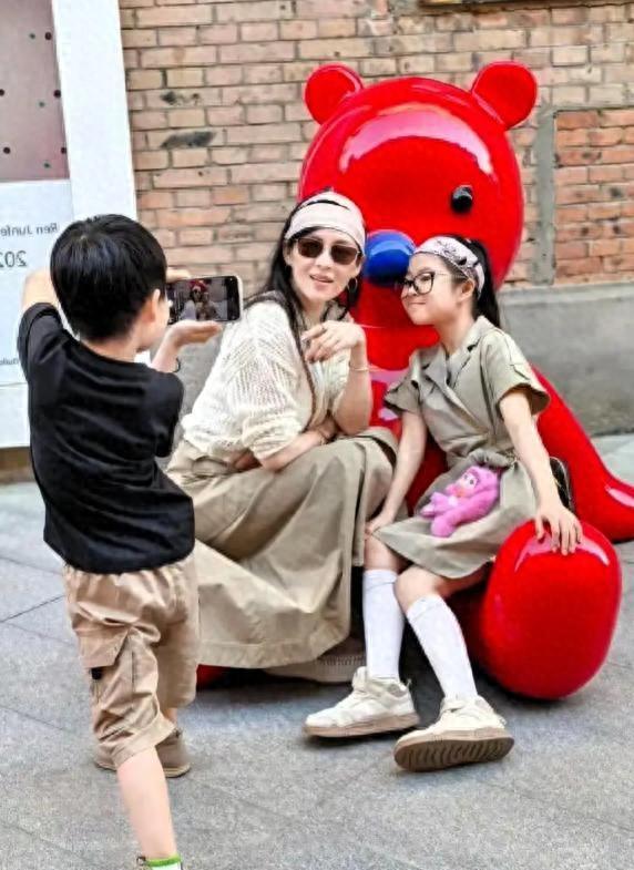 离婚两年后，46岁章子怡再次官宣喜讯，这一次森林北输得彻底