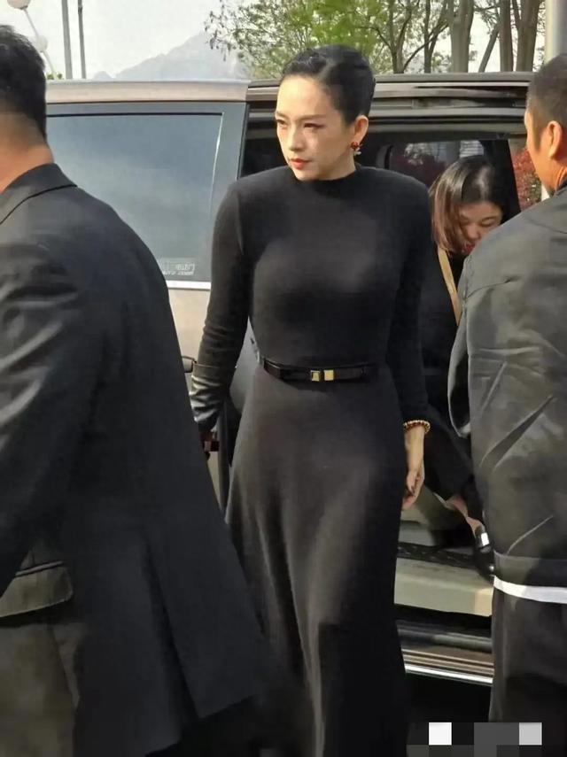 章子怡离婚后变了 ！耸肩缩脖驼背，眼神充满杀气，感觉戾气很重