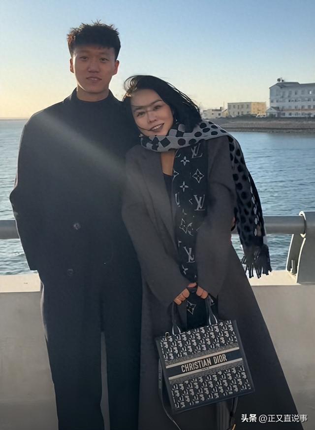 03年游泳教练爱上学员富婆，对方离异大他15岁，恋爱日常好甜蜜