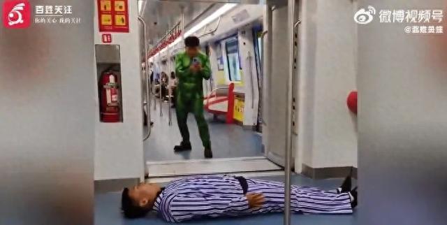 绿巨人污破解版app（绿巨人和病号服地铁互拍引发乘客恐慌）