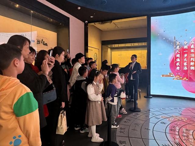 让春秋假持续发挥价值，还需如何协同发力？｜首个“春秋假”观察