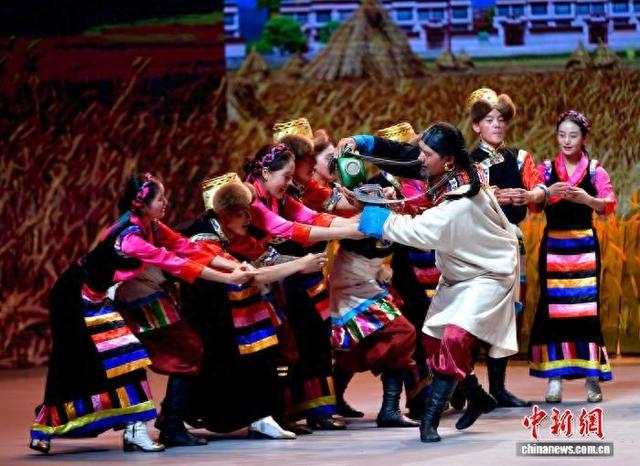 拉萨举行专场慰问演出庆祝西藏自治区成立60周年