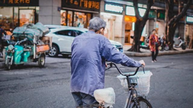 我帮前妻搬家，她妹妹也来帮忙，趁前妻不在，她问我：你后悔了吗