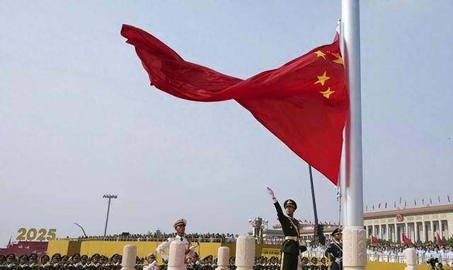 九三阅兵刚结束，最帅升旗手张自轩被骂惨了！如今他后悔了吗？