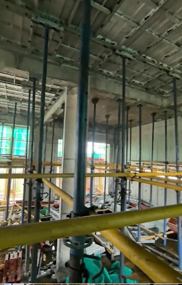 全红婵妈妈看新房，安全帽顶草帽上很特别，听说一楼没房间挺惊讶