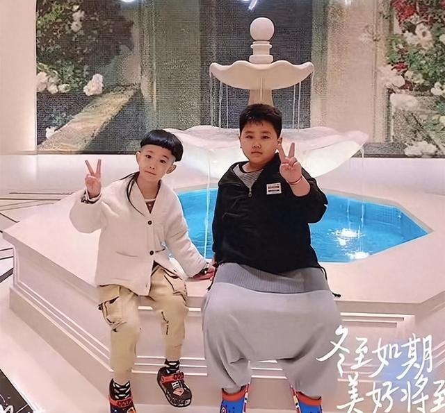 郭汾阳和社会朋友合影，气场全开	，小时候可爱，长大后初现霸总范