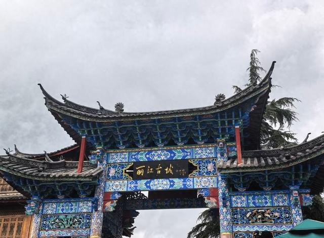 我是上海人游丽江古城，主街商业化浓，去束河古镇享清静更舒服