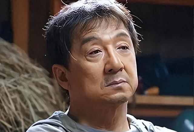 儿子无用、女儿流浪，71岁的成龙，终是为自己的年少轻狂付出代价