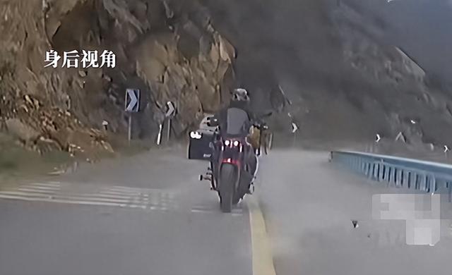 男子载女儿骑行突遇山体落石，硬着头皮从“石头雨”中穿过！当事人：幸运仅轻微擦伤，吓得脚软