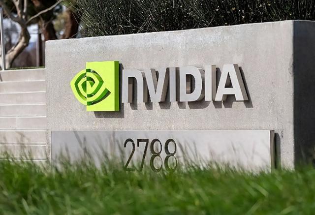 AI芯片卖疯了！英伟达5万亿封神，要搞垄断，中国市场是关键？