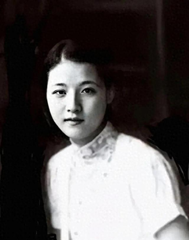 17岁嫁54岁将军，结婚32年怀孕16次，死后葬八宝山，名字家喻户晓