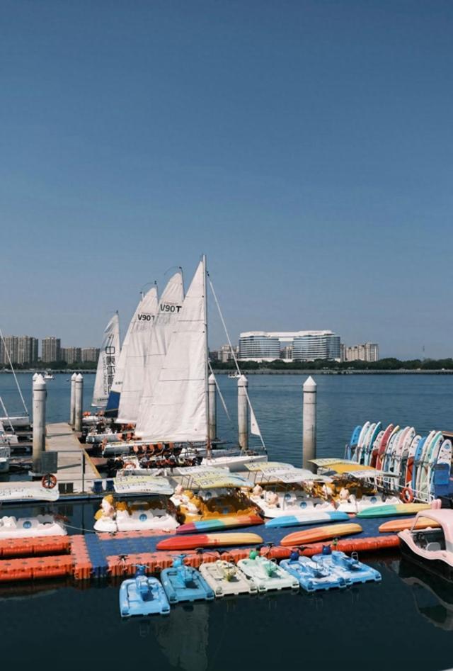 厦门五缘湾帆船港，坐拥2平方公里的宽阔水域，景观优美四季有风